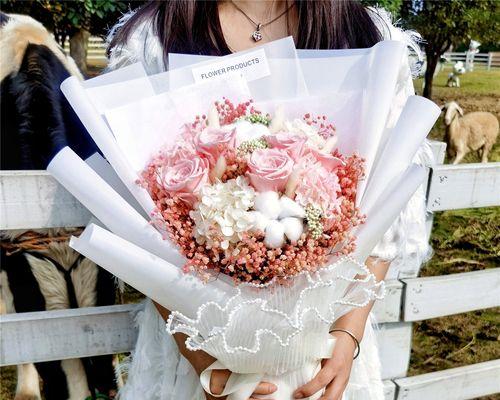 手捧绣球玫瑰花的寓意是什么？绣球玫瑰在婚礼中的意义？