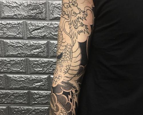 花臂龙纹身的传统意义是什么？