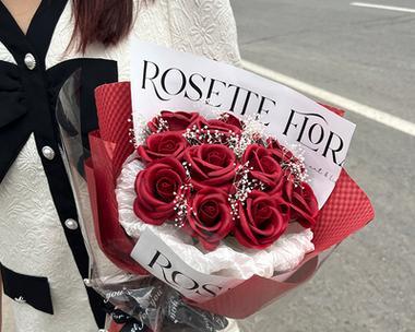 手捧花玫瑰永生花寓意何在？
