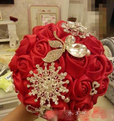抽绳子送手捧花有何特殊含义？这种传统背后的故事是什么？
