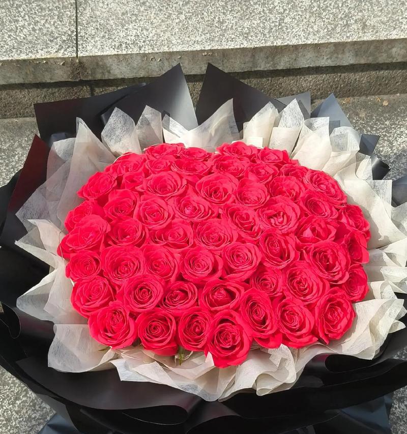 道具浪漫玫瑰花的花语是什么？玫瑰花在道具中代表什么？