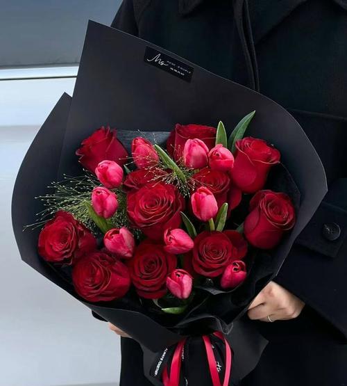 道具浪漫玫瑰花的花语是什么？玫瑰花在道具中代表什么？