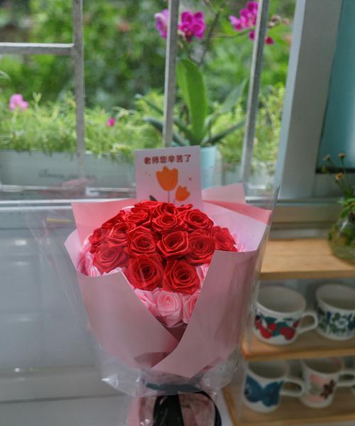 手捧玫瑰花铁丝的寓意是什么？铁丝玫瑰花束代表什么？