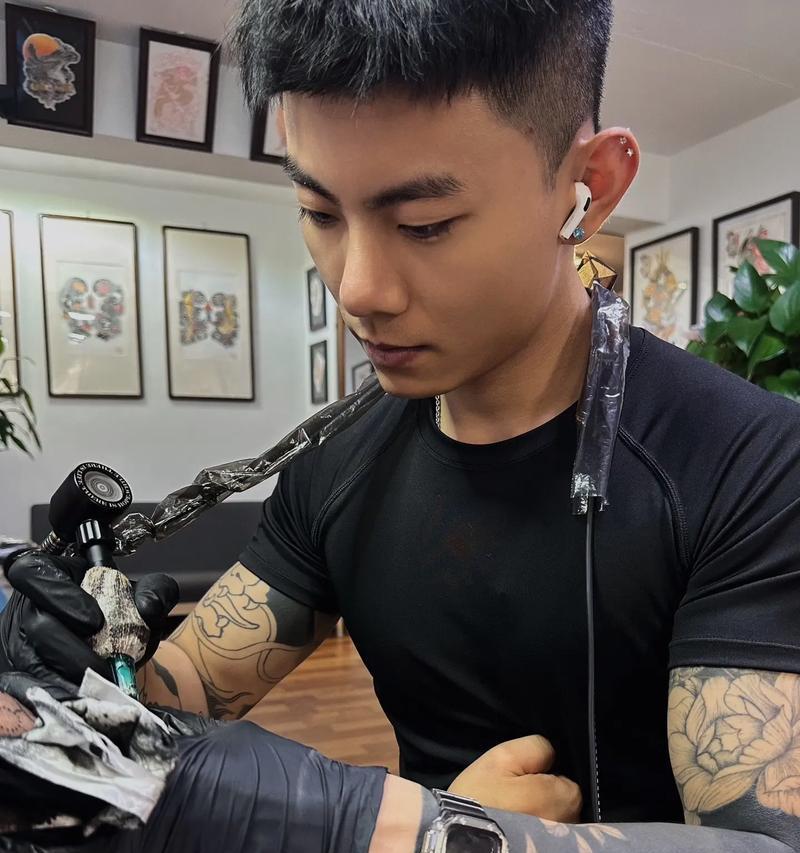 纹身花臂寓意平安发财？如何设计寓意吉祥的纹身花臂？
