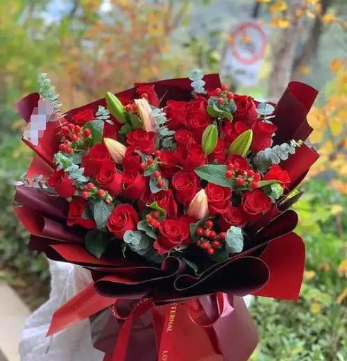 红色玫瑰花抓头发代表什么？这个动作的寓意是什么？