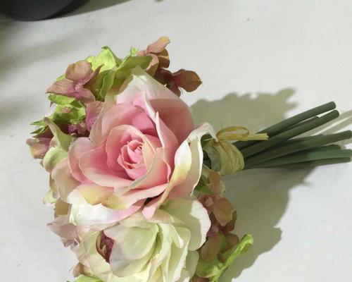 麦小登手捧花的寓意是什么？它有何特别含义？