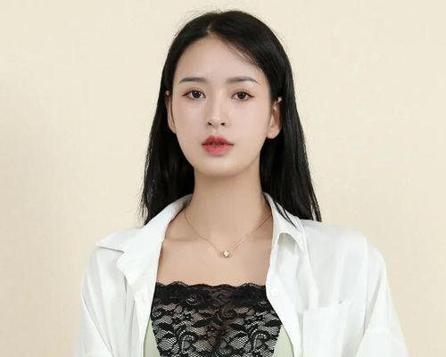 右胸口纹白花的意义是什么？它象征着什么？