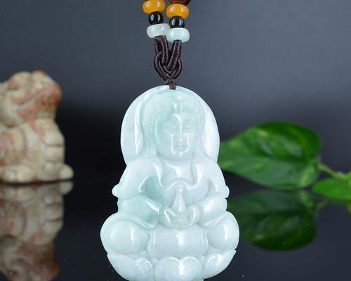 带有白色飘花的玉佩寓意是什么？玉佩上的白色飘花有何含义？
