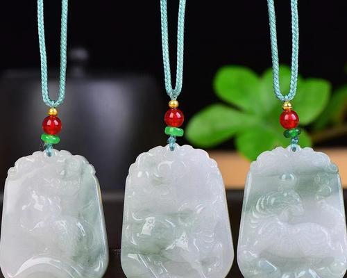 带有白色飘花的玉佩寓意是什么？玉佩上的白色飘花有何含义？