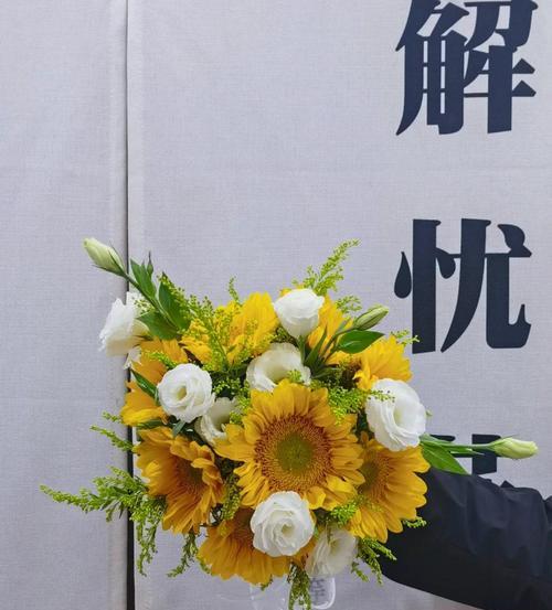 手捧花与婚车花的寓意分别是什么？