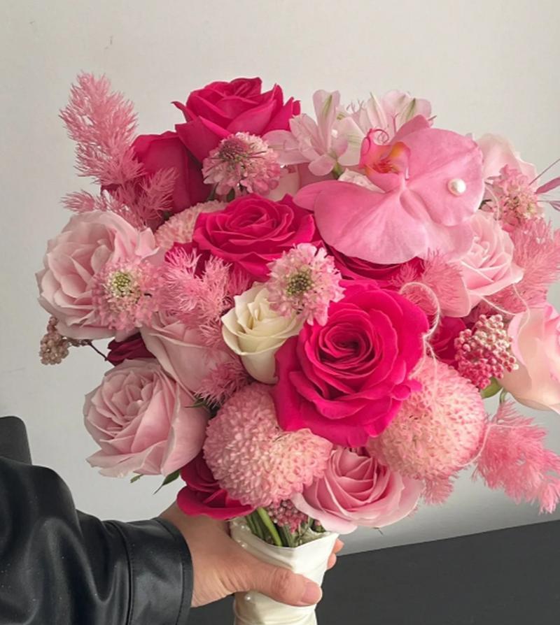 手捧花给别人的含义是什么？手捧花传递了哪些信息？