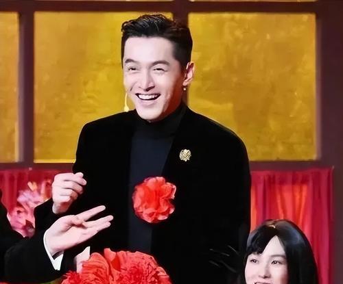 春节联欢晚会中花的象征意义是什么？