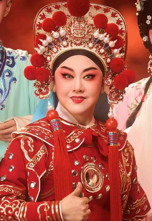 春节联欢晚会中花的象征意义是什么？