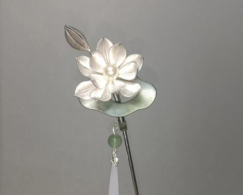白色缠花耳饰的寓意是什么？它有何特别之处？
