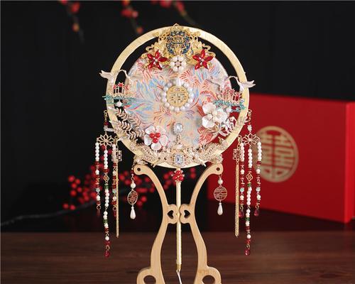 秀禾拿手捧花团扇的寓意是什么？如何表达幸福美好？
