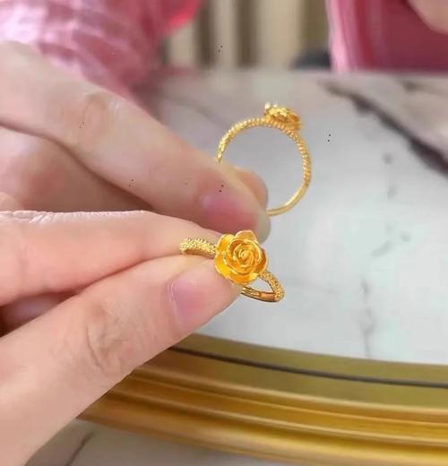白色玫瑰花戒指的寓意是什么？它象征着什么？