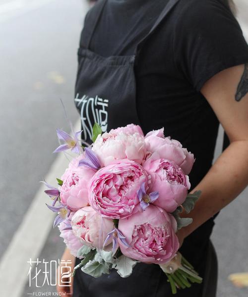 七束花做成的手捧花有何寓意？如何制作七束花手捧花？