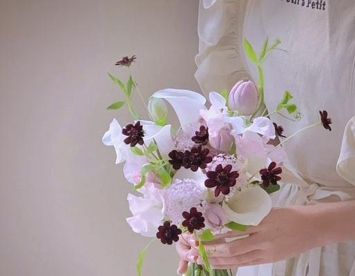 手捧花的色彩如何表达对朋友的情感？