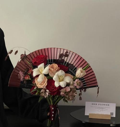 手捧花与扇子搭配的寓意是什么？这种组合在婚礼中的意义是什么？
