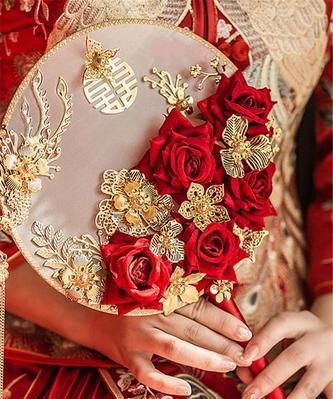 手捧花与扇子搭配的寓意是什么？这种组合在婚礼中的意义是什么？
