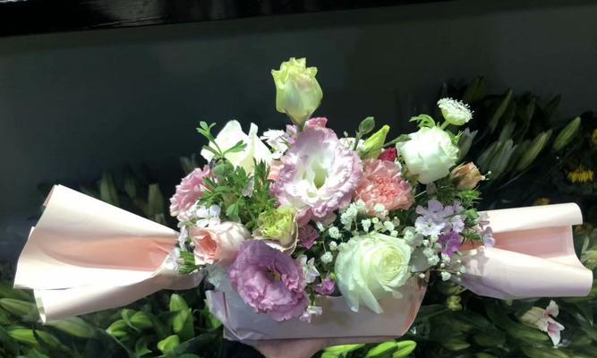 三八节路上捡到花有什么寓意？这种现象背后的文化含义是什么？