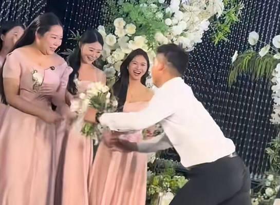 接伴郎的手捧花有什么特别含义？