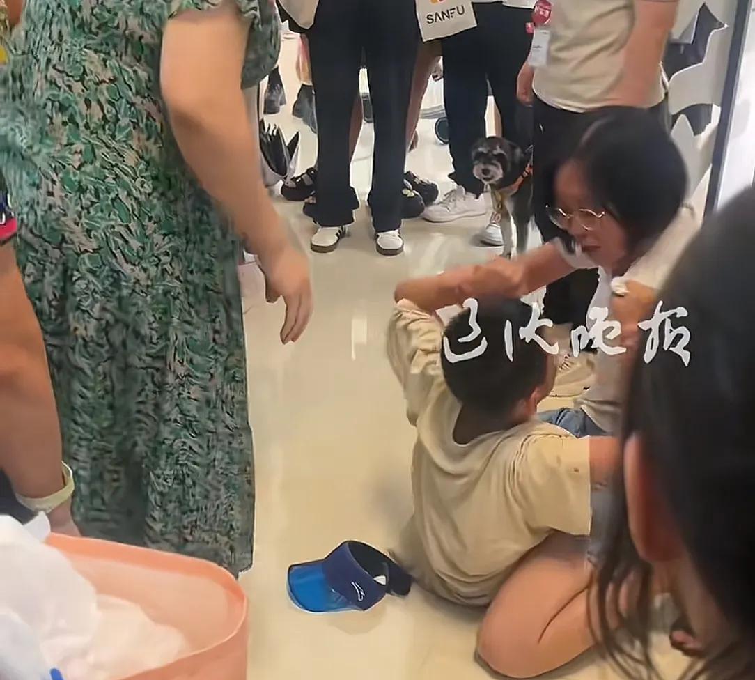 大逆不道！男孩买玩具遭拒后对妈妈动起手！围观路人根本劝不住
