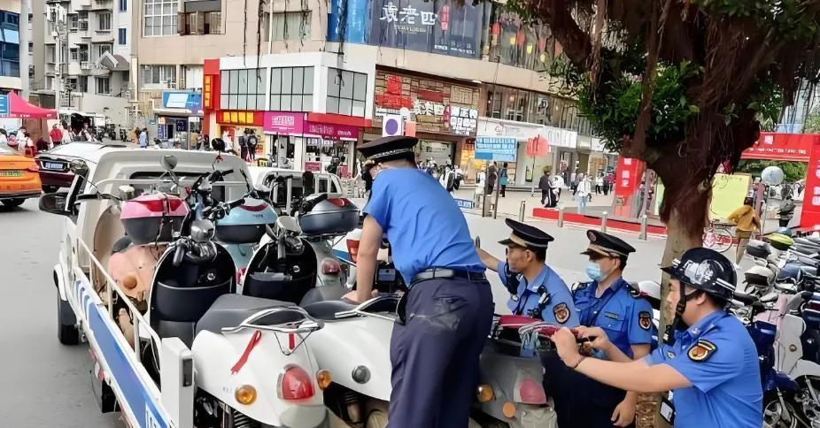 8月1日起，电动车、摩托车、三轮车上路“3禁2必须”，处罚明确