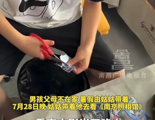日本小伙带父亲游上海，看完《南京照相馆》气炸，公开跟日媒叫板