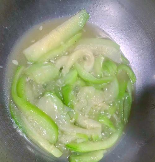 不老挑选丝瓜的3大技巧（教你轻松挑选美味丝瓜，让你的厨艺更上一层楼！）