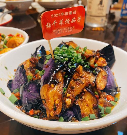 梅菜是雪里红吗？解密梅菜的颜色之谜（探究梅菜的历史、制作、颜色原因和食用价值）