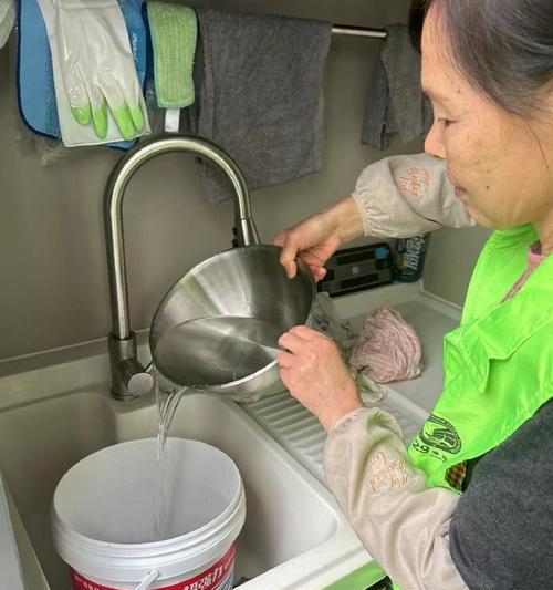 洗衣服的水可以浇花吗？——揭开疑云（揭秘洗衣水对花卉成长的影响，防止浪费水资源）