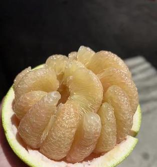 文旦柚果肉的颜色探究（了解文旦柚果肉的颜色对健康有何影响）