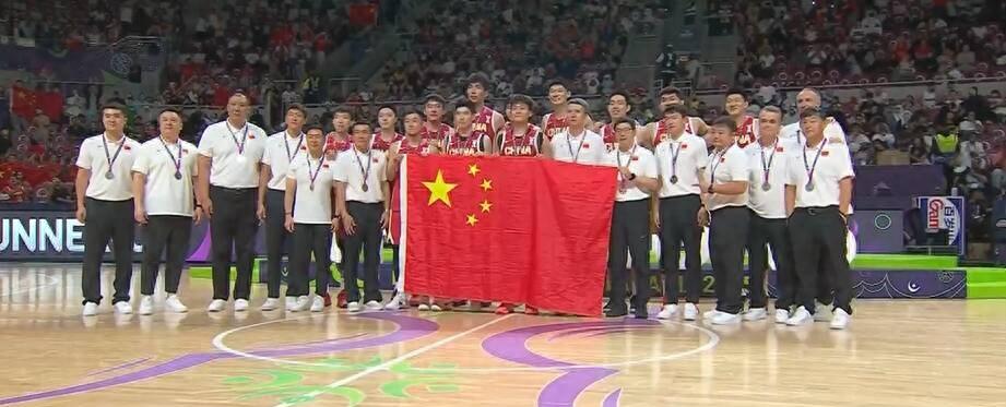 中国男篮1分憾负澳大利亚！胡明轩绝杀不中，全员造就3个不可思议