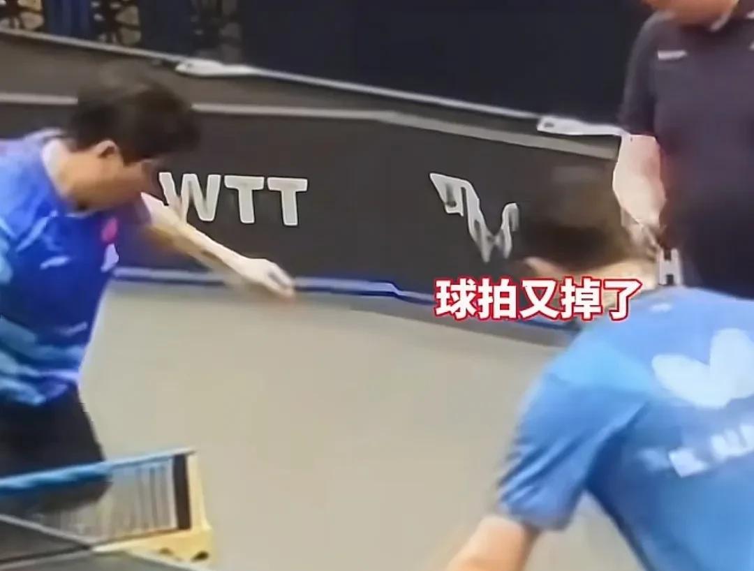 瑞典大满贯，梁靖崑球拍掉地上，淡定的压一压后继续用，网友笑麻