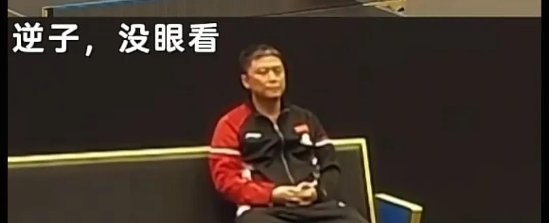 瑞典大满贯，梁靖崑球拍掉地上，淡定的压一压后继续用，网友笑麻