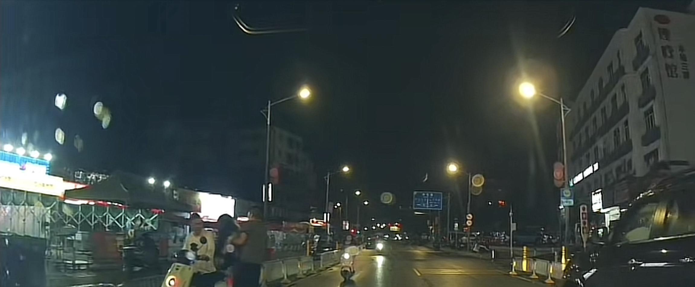 醉酒女险遭三人捡尸，视频曝光，无力抵抗被粗鲁抬走，差点成悲剧