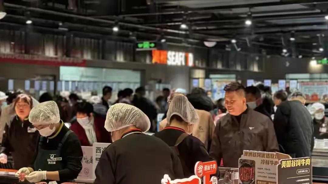 闹大了！胖东来全员工资上涨，最低工资9886元，网友却不淡定了