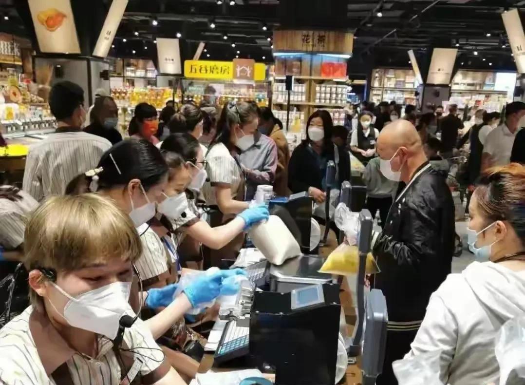 闹大了！胖东来全员工资上涨，最低工资9886元，网友却不淡定了