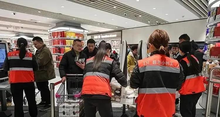 闹大了！胖东来全员工资上涨，最低工资9886元，网友却不淡定了