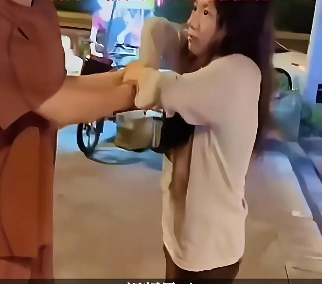 广州女子持刀追赶孩子被路人制服！女子:我们在玩游戏！警方通报