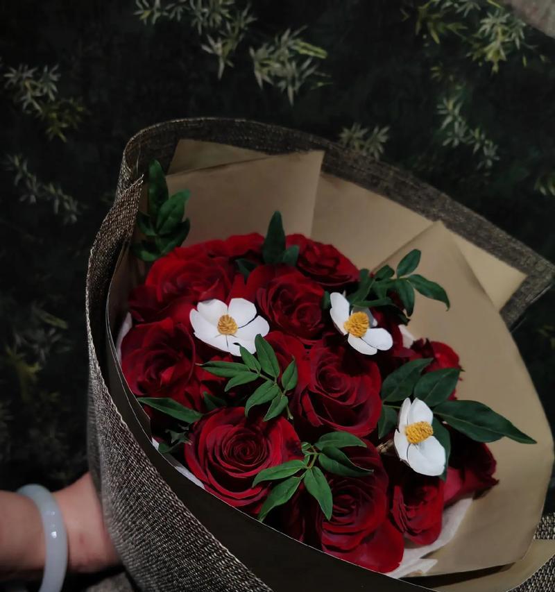 16朵红玫瑰的花语（红玫瑰代表的意义与象征）