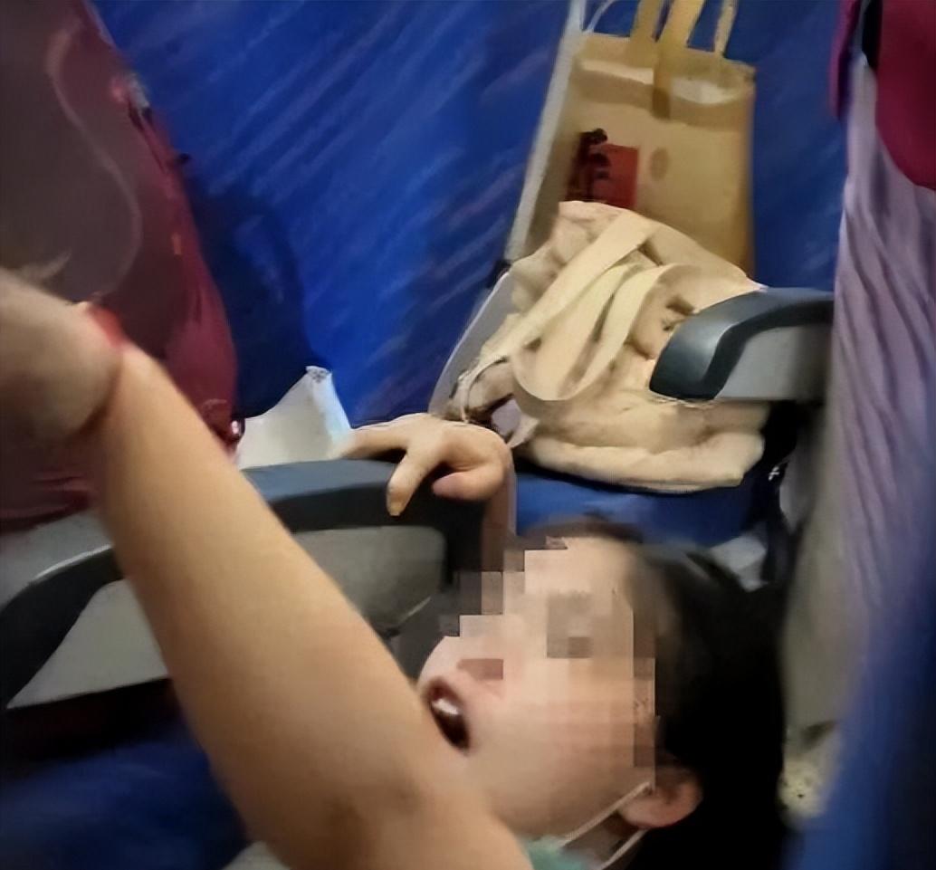 熊孩子飞机踢座椅1个多小时，竖中指挑衅，家长嚣张骂乘客没素质