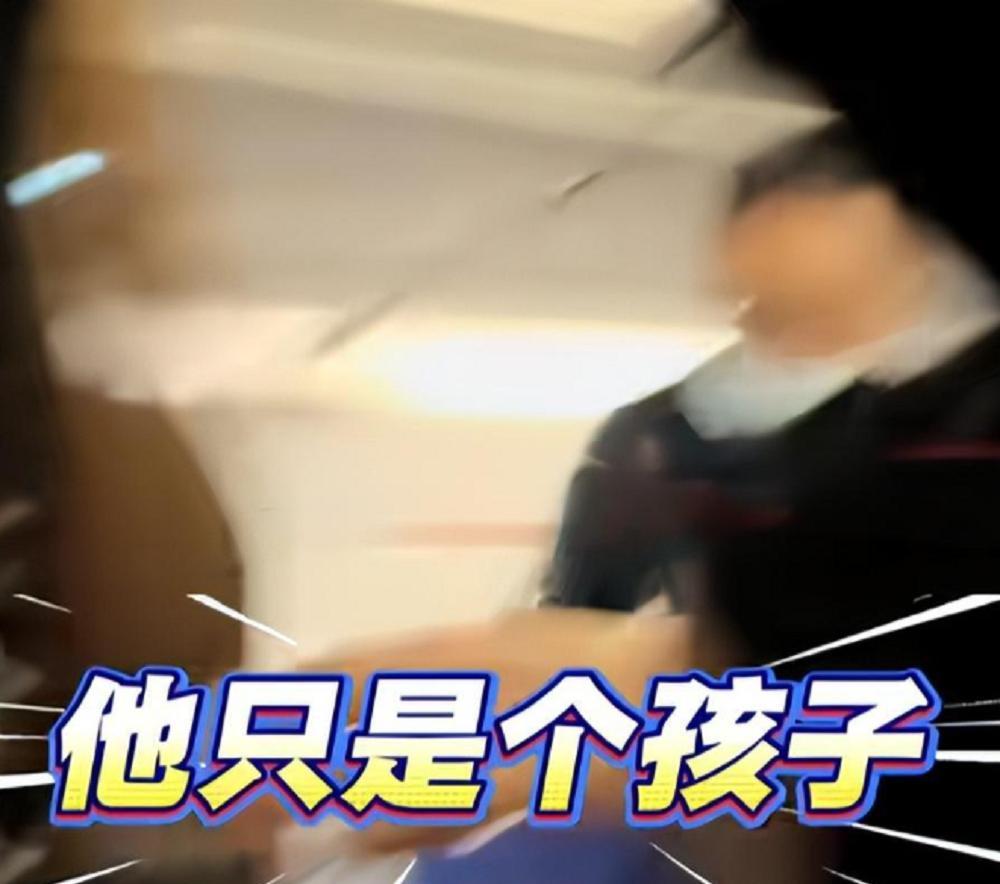 熊孩子飞机踢座椅1个多小时，竖中指挑衅，家长嚣张骂乘客没素质