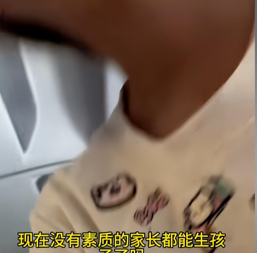 熊孩子飞机踢座椅1个多小时，竖中指挑衅，家长嚣张骂乘客没素质