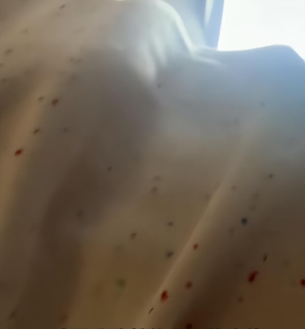 熊孩子飞机踢座椅1个多小时，竖中指挑衅，家长嚣张骂乘客没素质