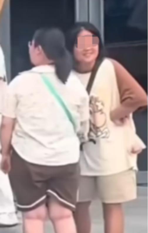 污蔑大爷骚扰女生社死！狰狞嘴脸曝光，网友讨伐，被曝目的不简单