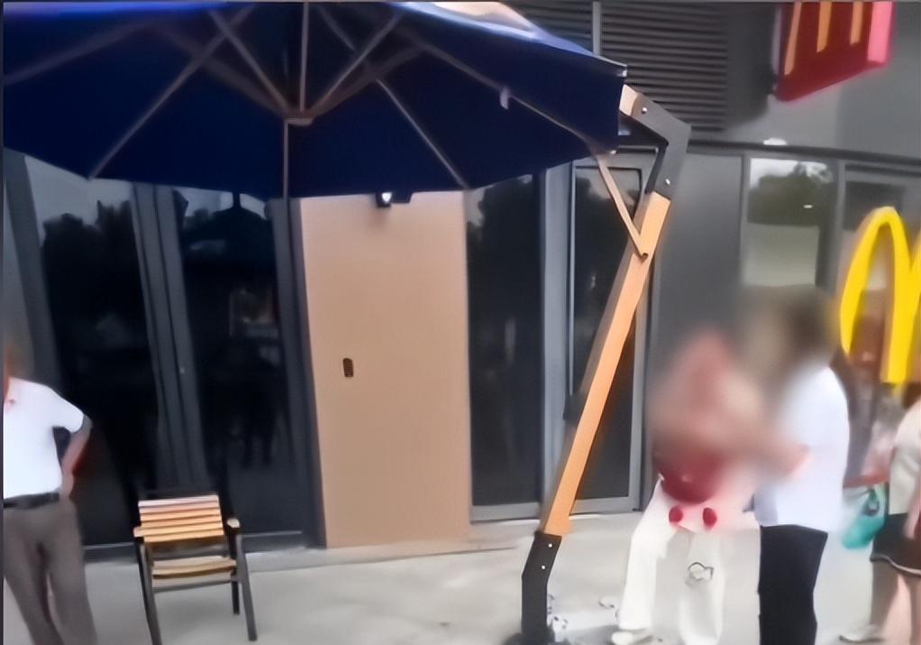 污蔑大爷骚扰女生社死！狰狞嘴脸曝光，网友讨伐，被曝目的不简单