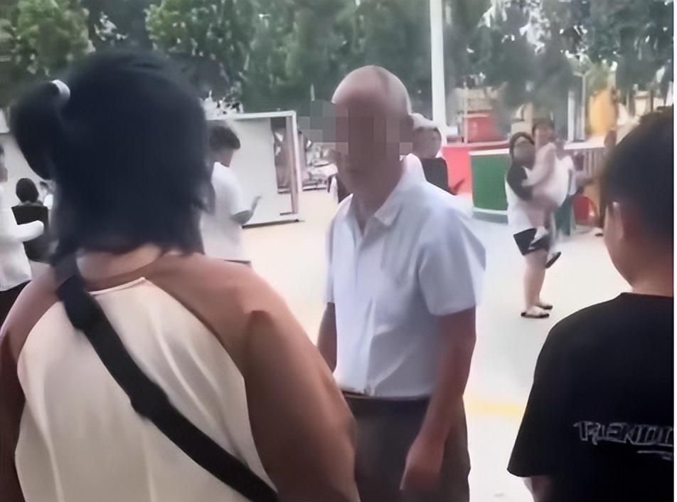 污蔑大爷骚扰女生社死！狰狞嘴脸曝光，网友讨伐，被曝目的不简单