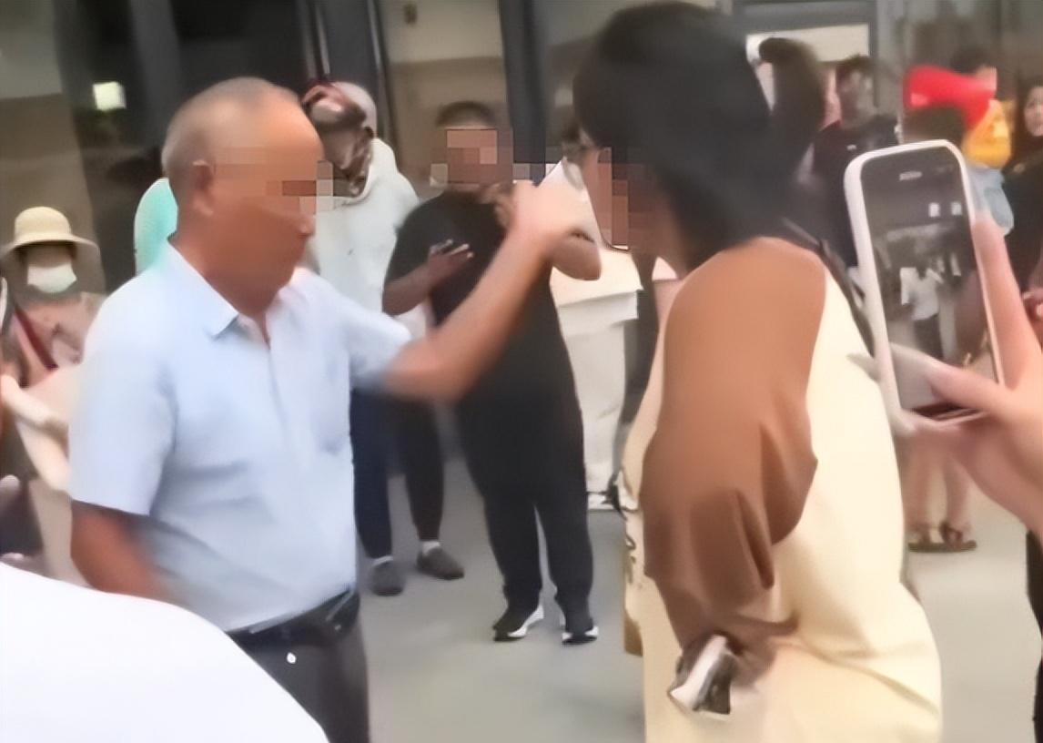 污蔑大爷骚扰女生社死！狰狞嘴脸曝光，网友讨伐，被曝目的不简单